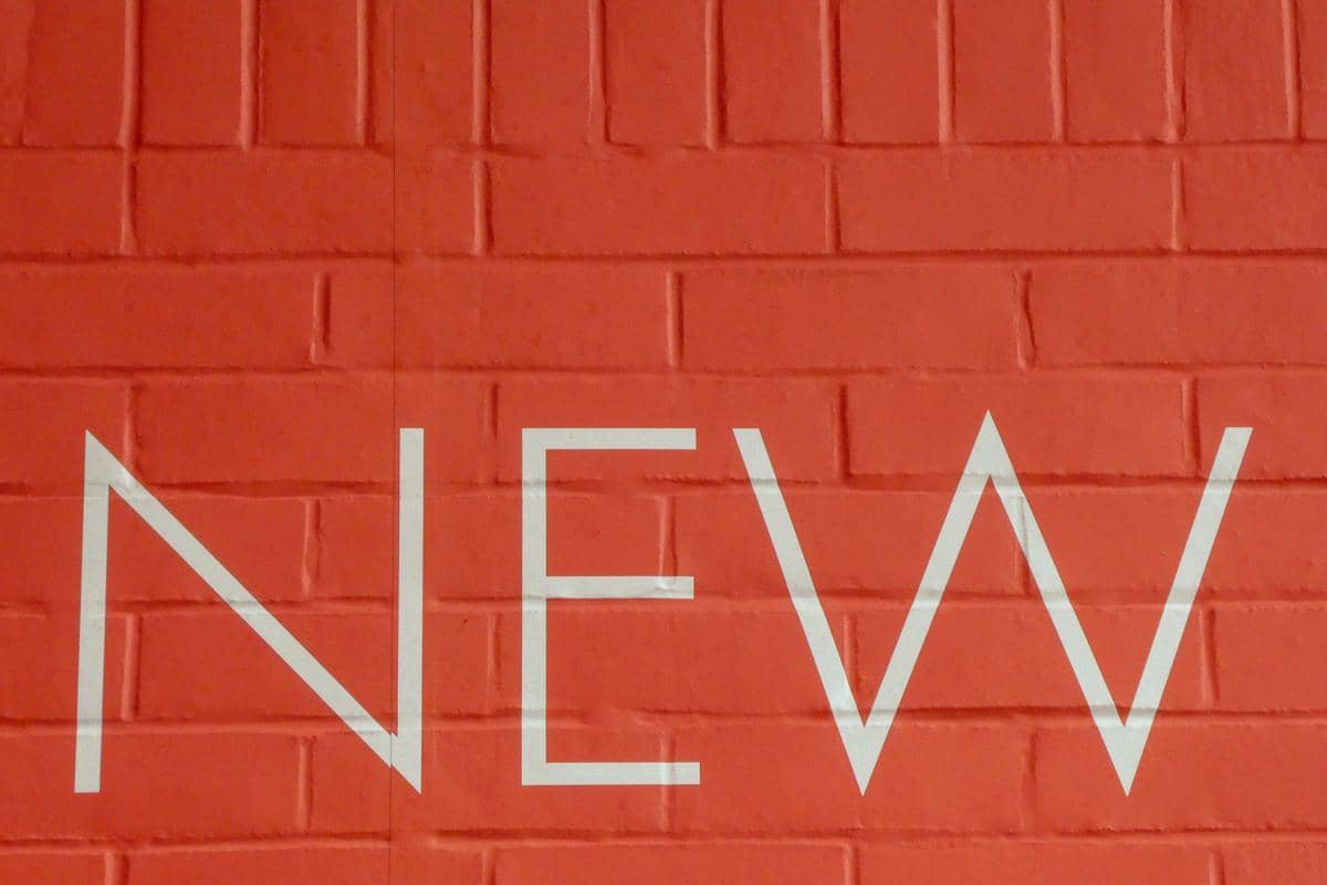 Dinding berwarna merah.