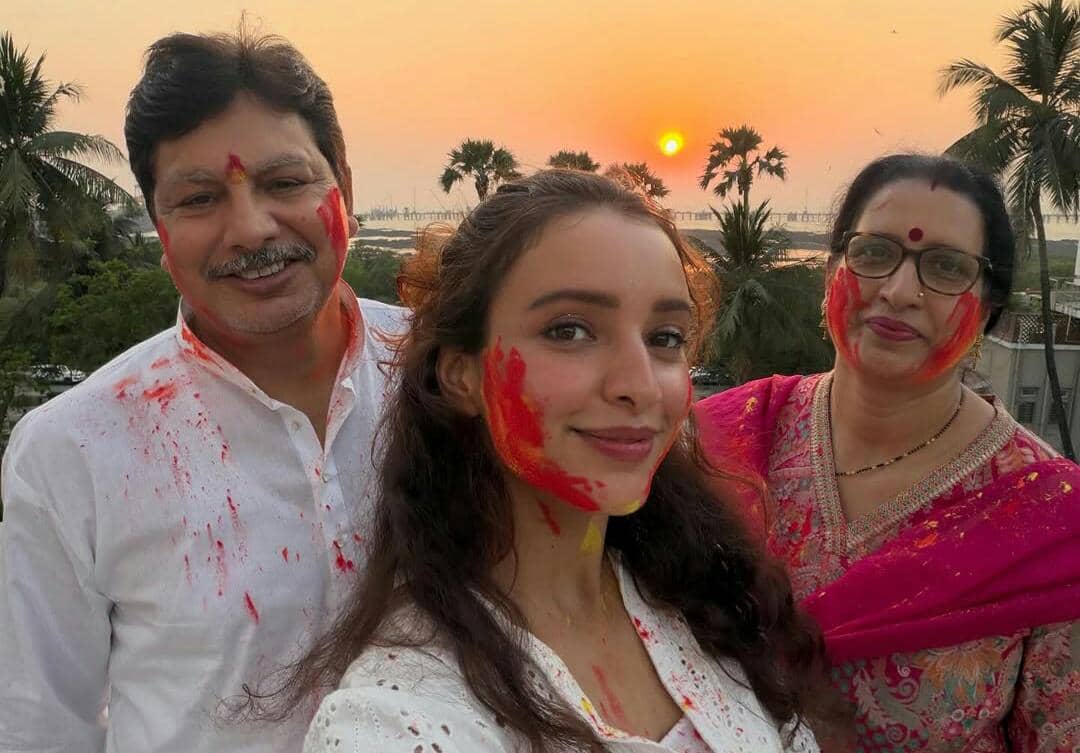 9 Potret Seru Triptii Dimri Rayakan Holi 2026 di Balkon Apartemen