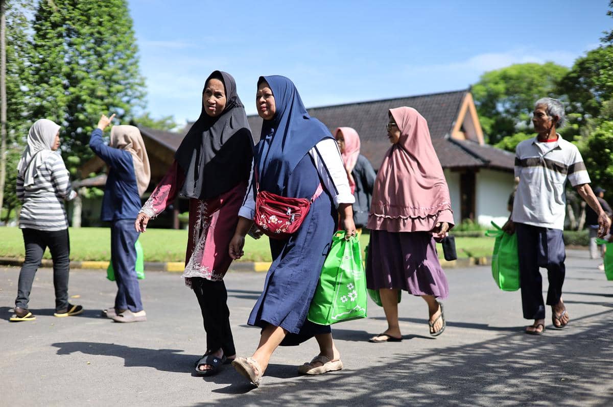 IDM membagikan paket sembako untuk masyarakat. (Dok. Istimewa)