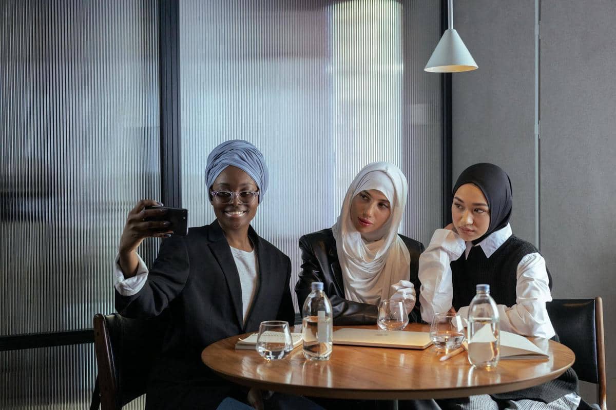 ilustrasi berfoto dengan teman