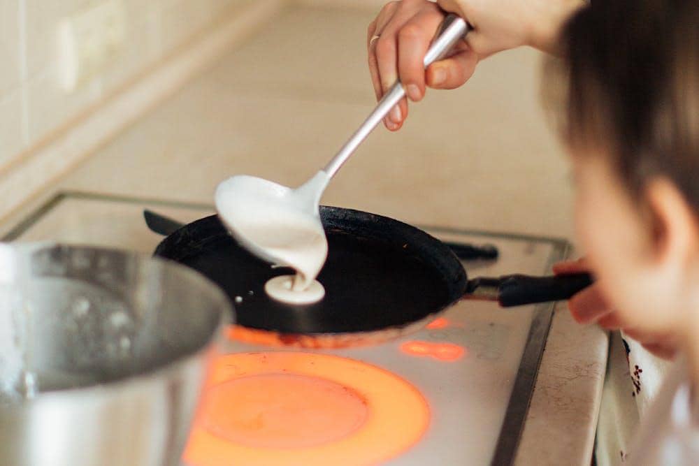 ilustrasi memasak adonan kue semprong