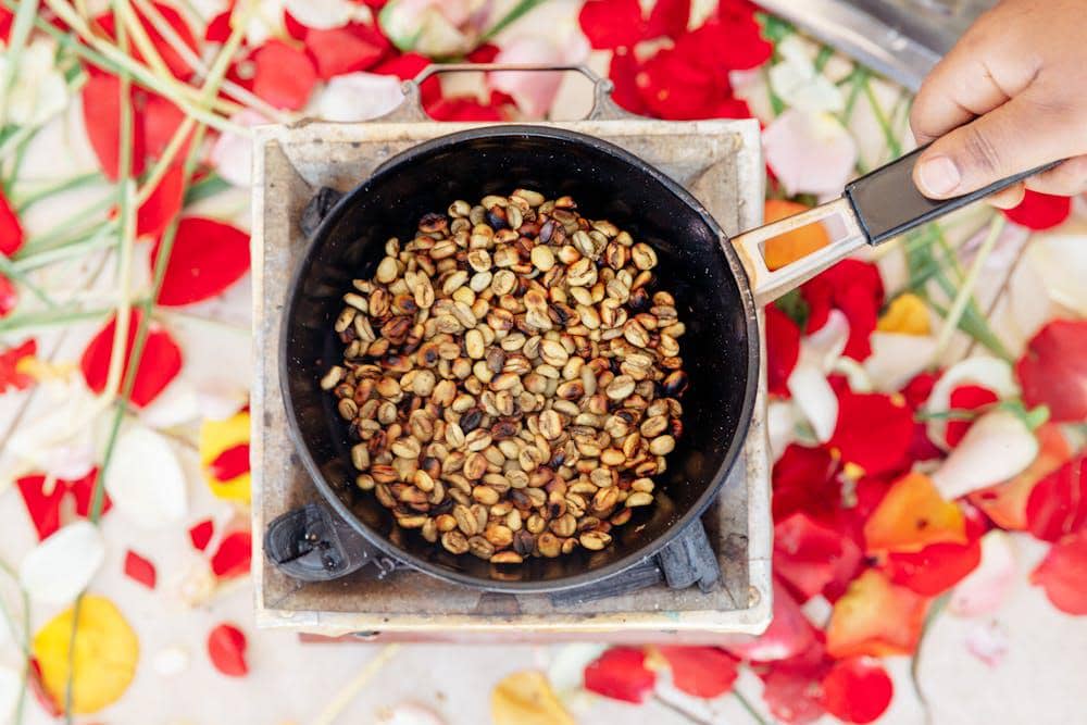 ilustrasi menggoreng kacang