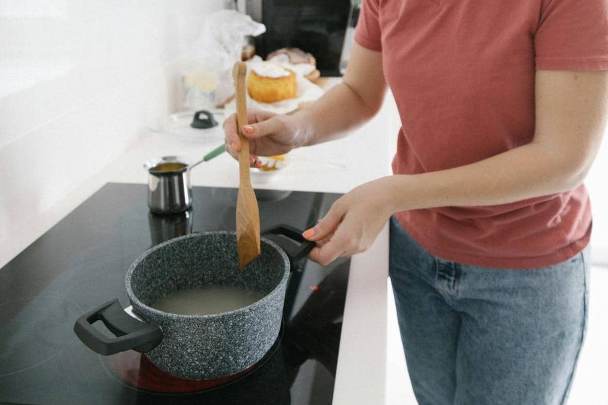 ilustrasi memanaskan air dan mentega untuk membuat sus kering