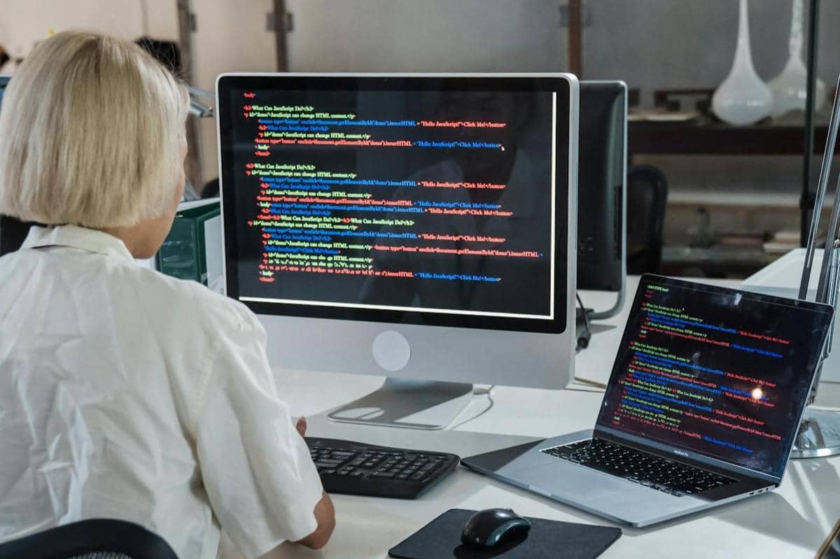 ilustrasi sekarang perempuan bisa melakukan coding yang notabene bidang laki-laki 