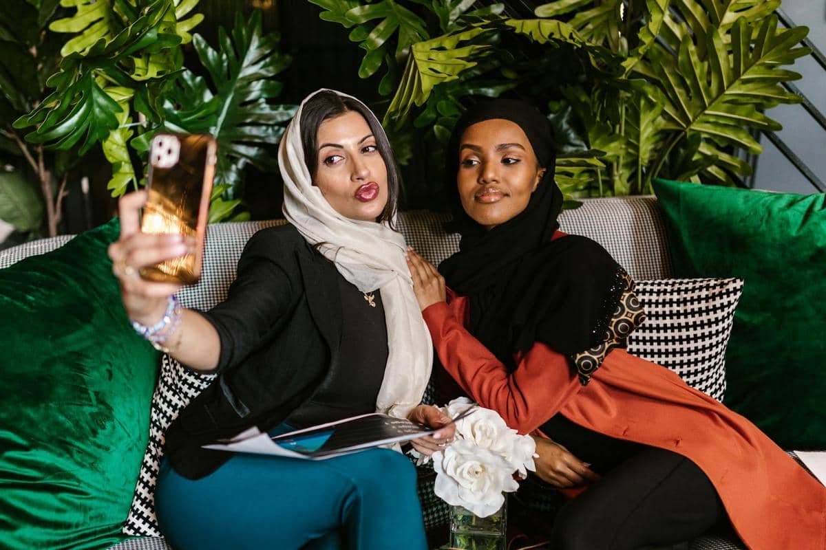 5 Alasan Seseorang Suka Pamer saat Bukber Reuni, Tanda Insecure?