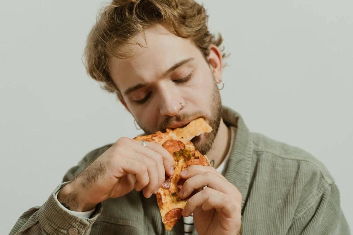 ilustrasi makan makanan asin dan mengandung banyak MSG 