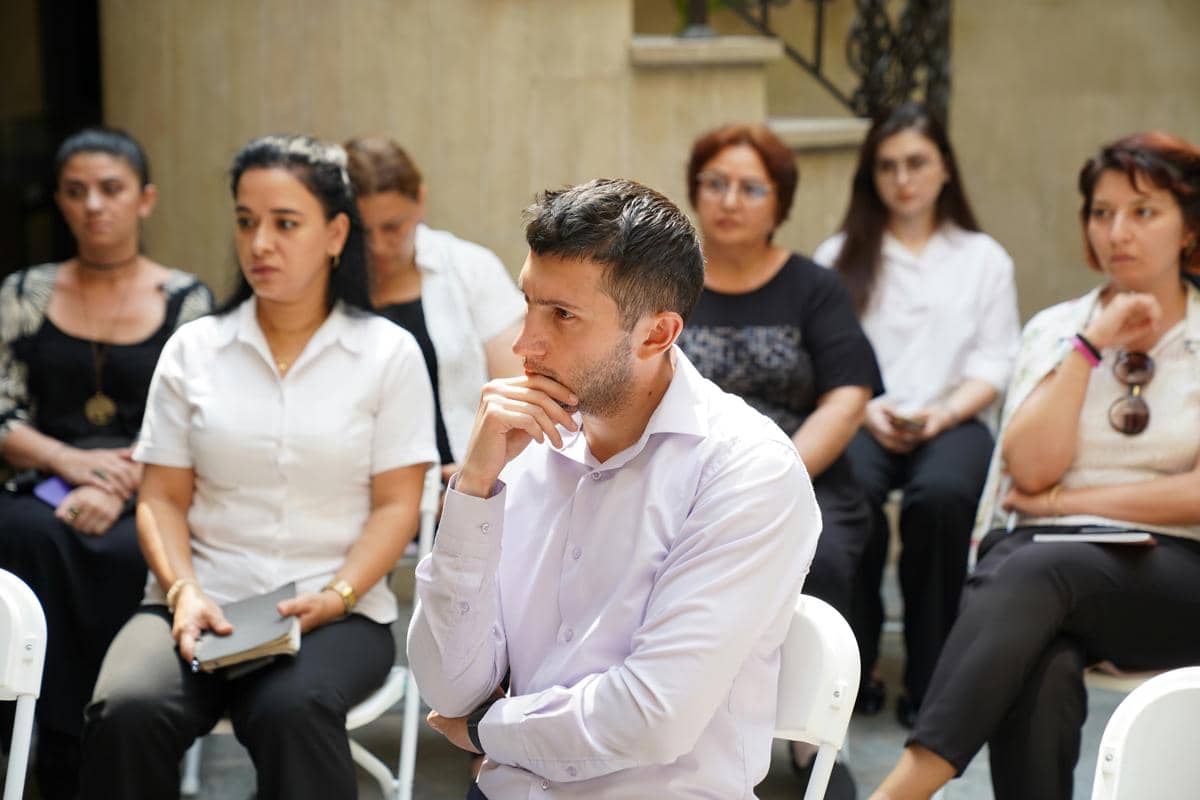 Karyawan mendengarkan arahan