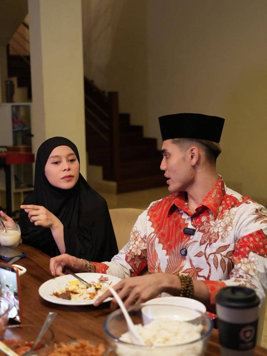 Aisar Khaled buka bersama keluarga Rizky Billar.