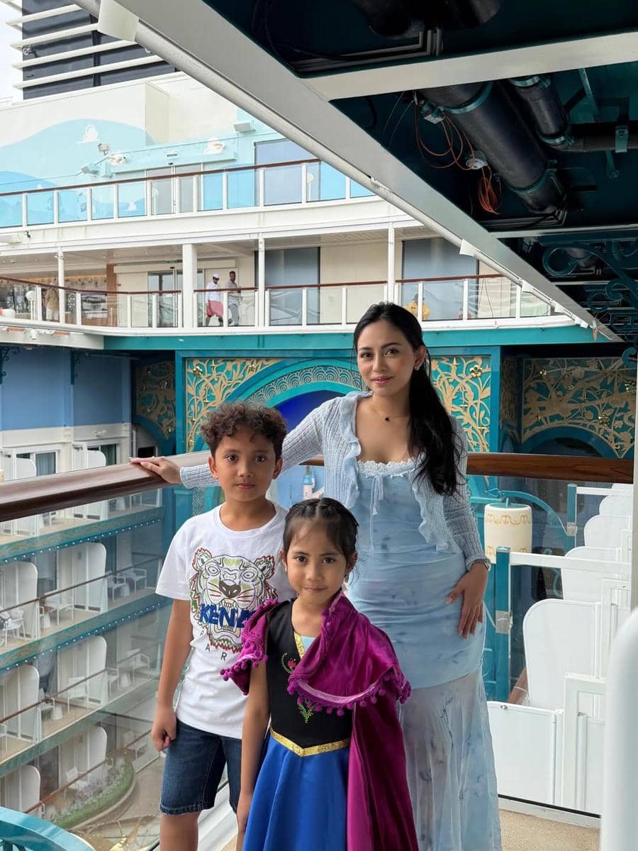 Rachel Vennya ajak buah hati naik Disney Cruise Singapore