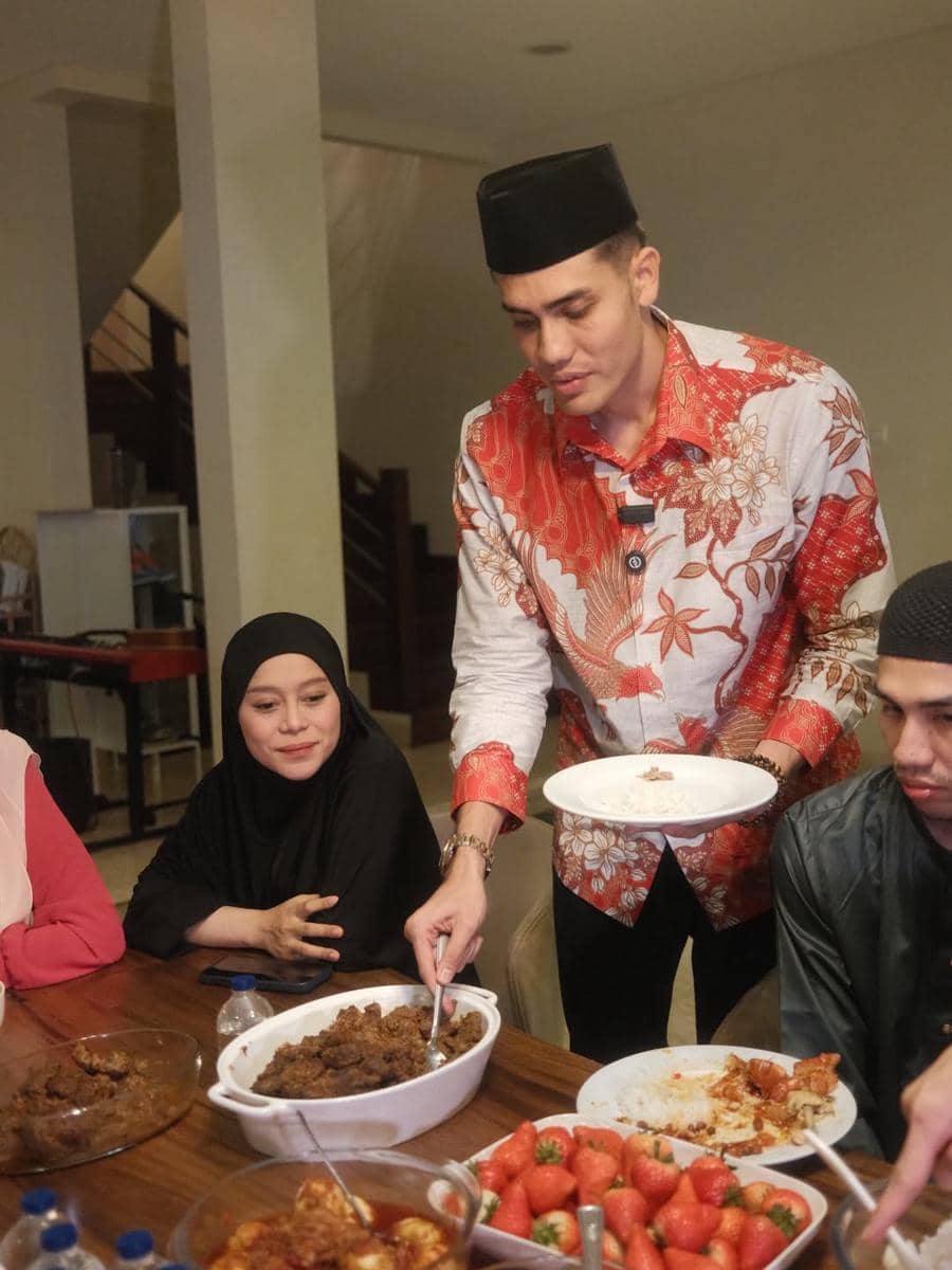 Aisar Khaled buka bersama keluarga Rizky Billar.