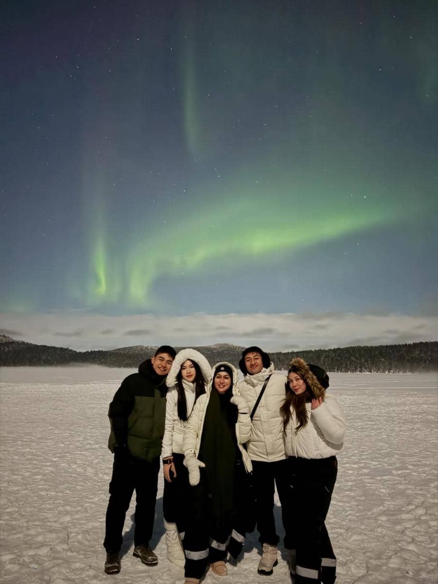 Harris Vriza dan Haviza lihat aurora di Finlandia