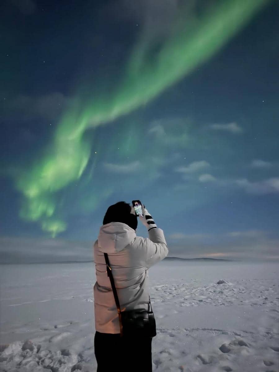 Harris Vriza dan Haviza lihat aurora di Finlandia