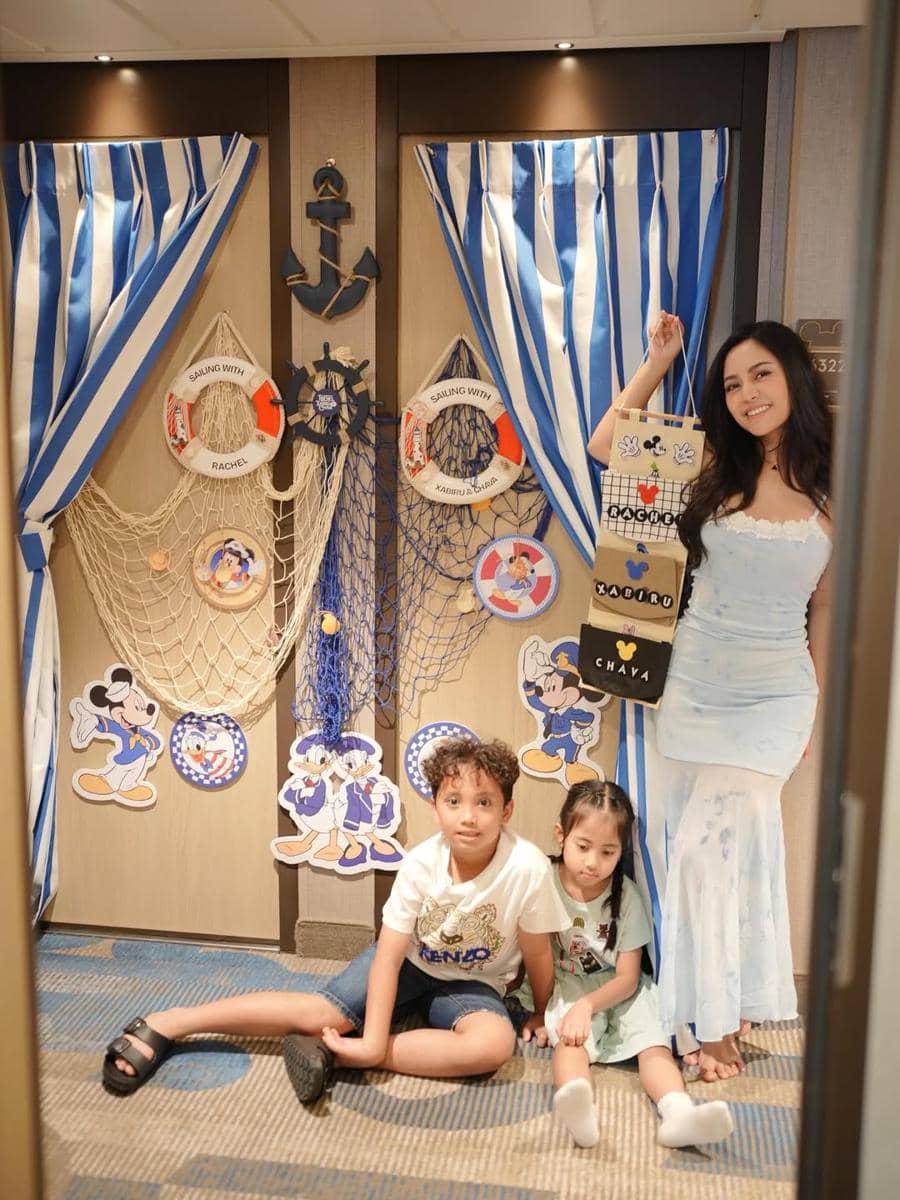 Rachel Vennya ajak buah hati naik Disney Cruise Singapore