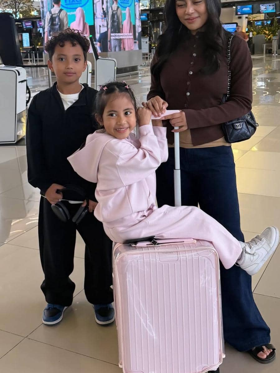 Rachel Vennya ajak buah hati naik Disney Cruise Singapore