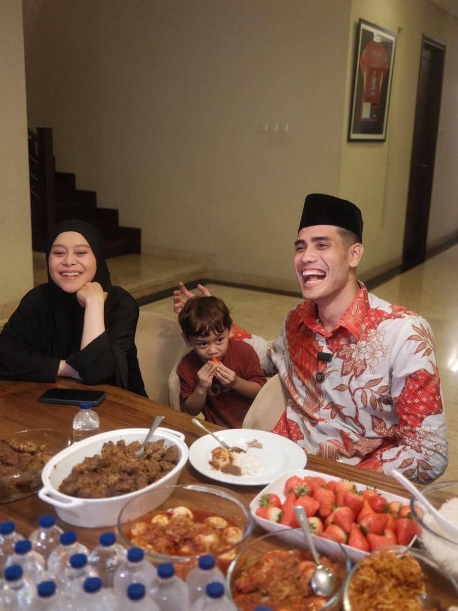 Aisar Khaled buka bersama keluarga Rizky Billar.
