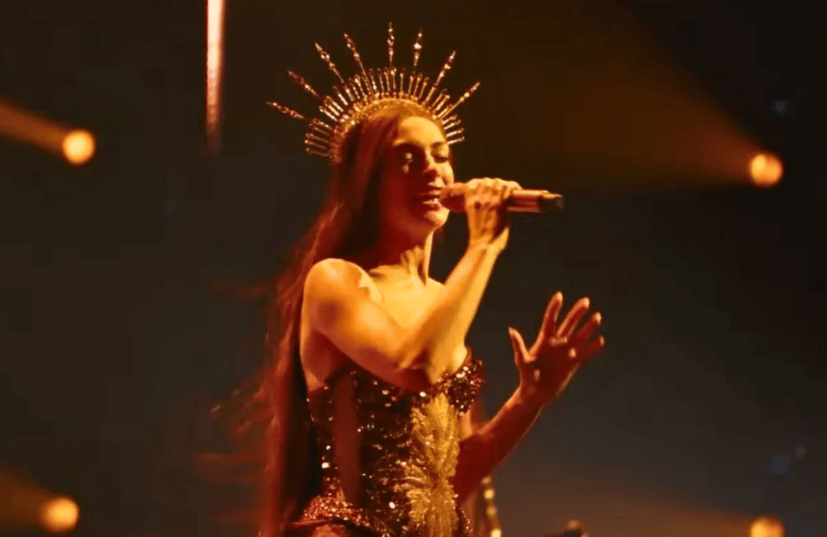 Anne Hathaway dalam Mother Mary