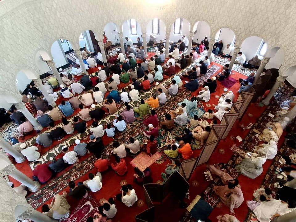 jemaah yang beribadah di Masjid Zabedah ISTAC IIUM