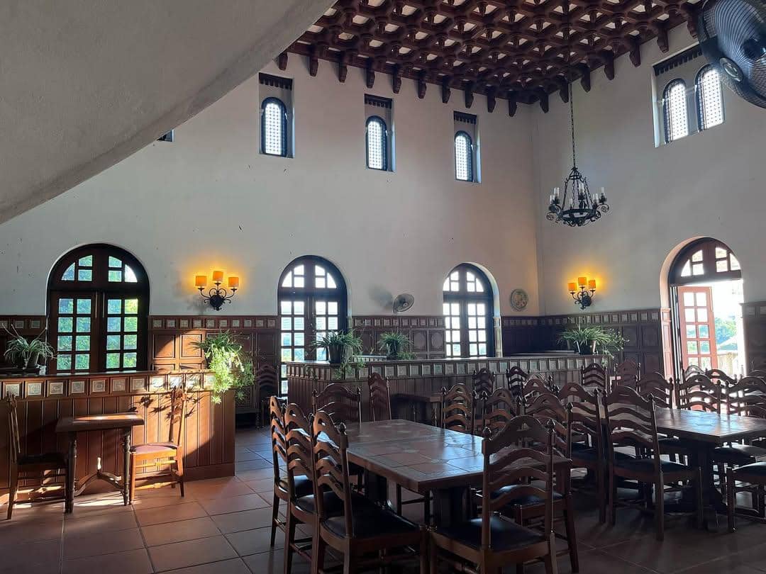 suasana kafe di dekat masjid yang teduh dan tenang (