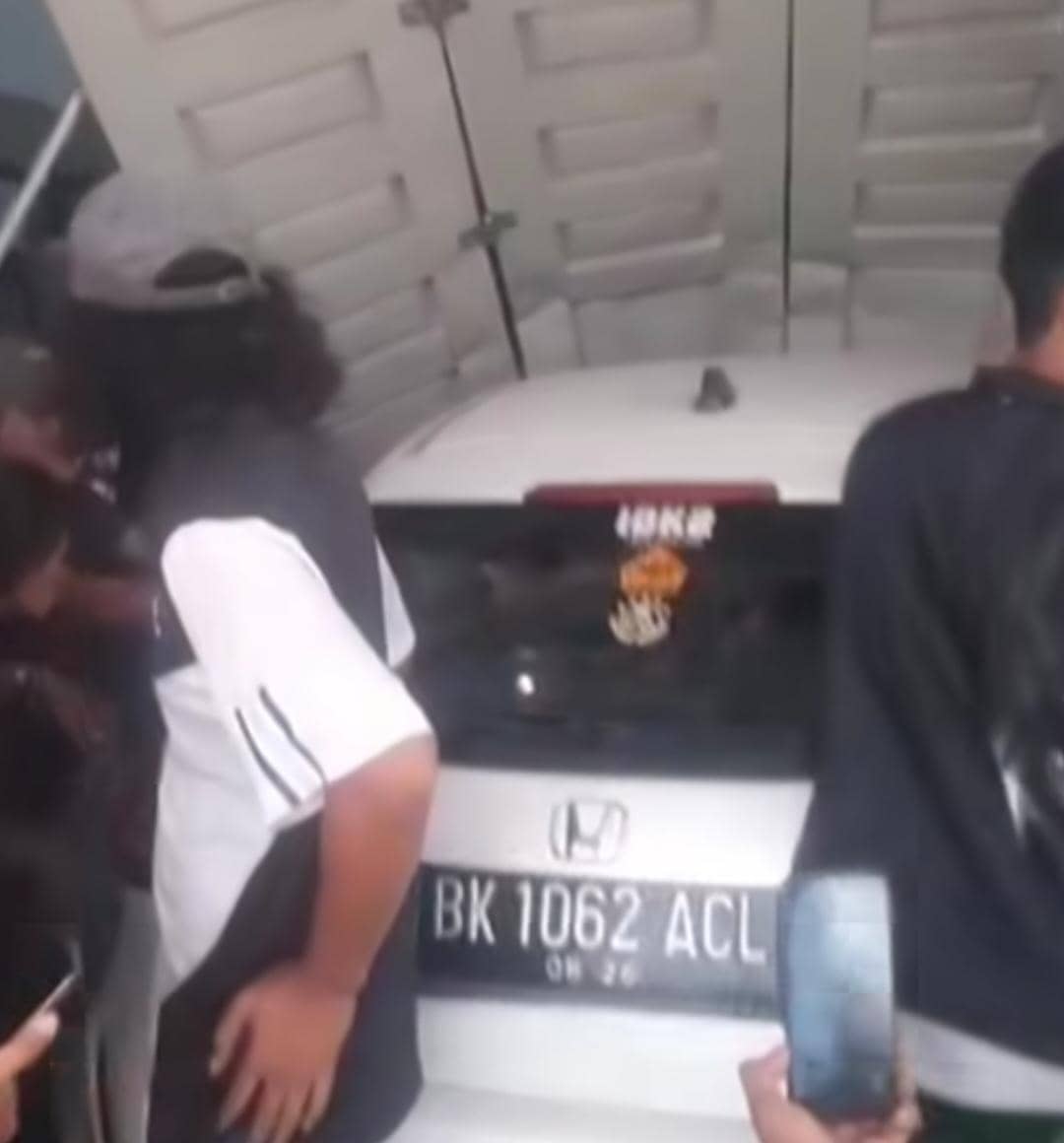 Minibus Hilang Kendali, Tabrak Pejalan Kaki, Pemotor, dan Ruko di Medan