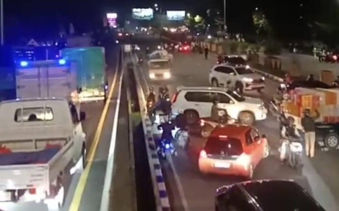 Bentrok antara pengemudi ojek online (ojol) dengan sekelompok mahasiswa di depan kampus UNM Makassar, Sulawesi Selatan, Kamis (5/3/2026) malam. Dok. IDN Times/Istimewa