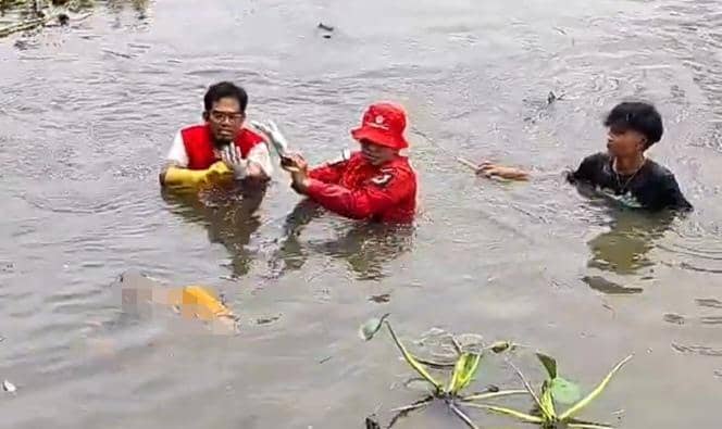 proses evakuasi jasad korban yang ditemukan di aliran anak Sungai Musi dekat Jakabaring Bowling Center