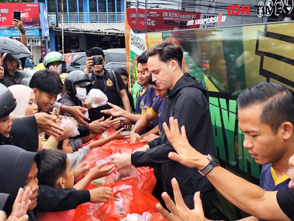 Berbagi Takjil, Cara Bhayangkara FC Lebih Dekat dengan Suporter 