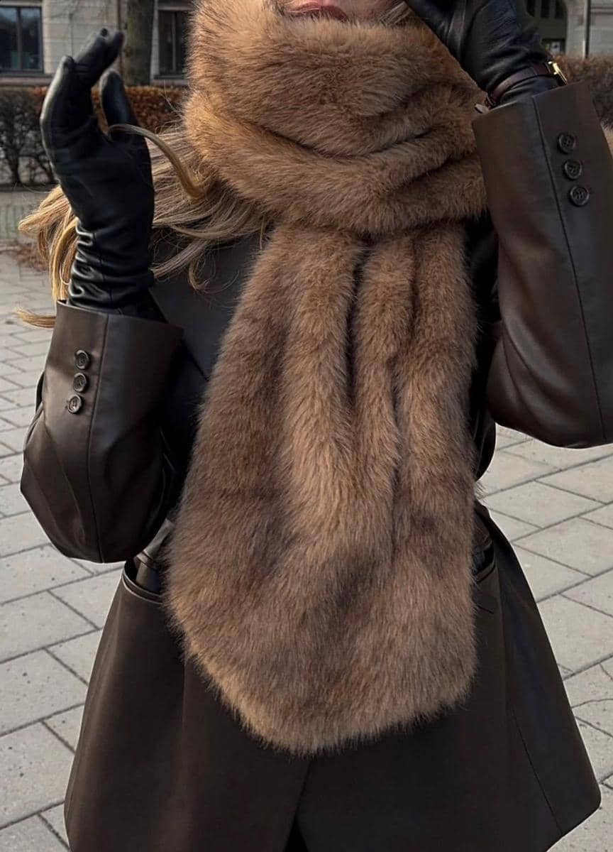 ilustrasi pemakaian syal bulu (instagram.com/amandaengstrand)