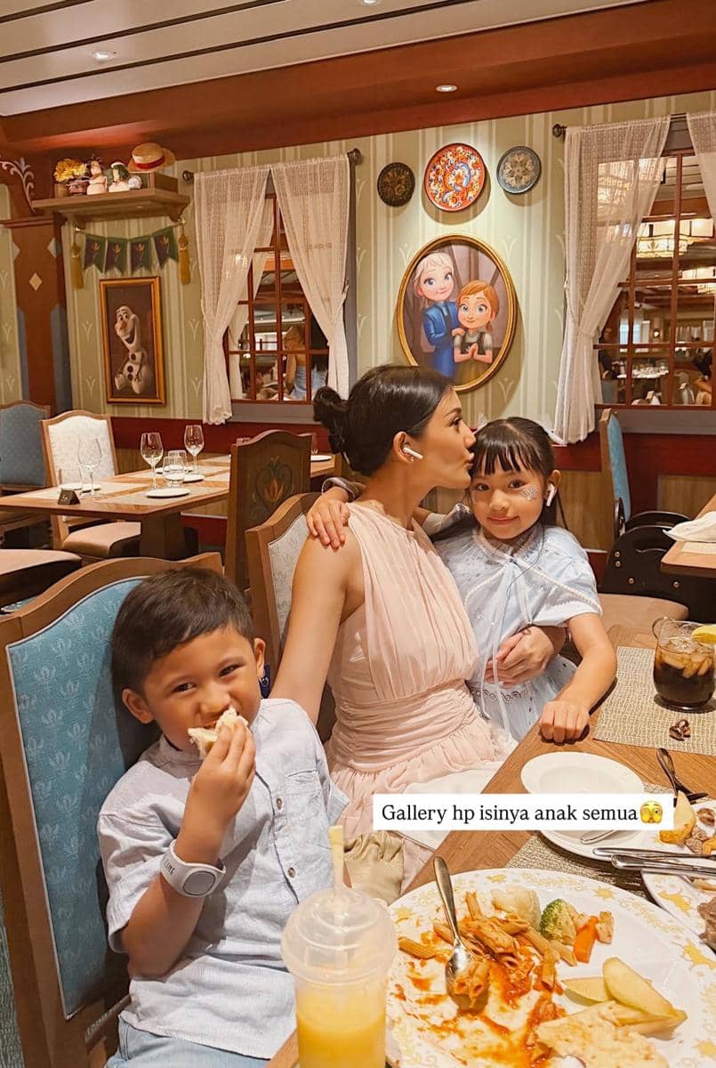 artis liburan di disney cruise line singapura