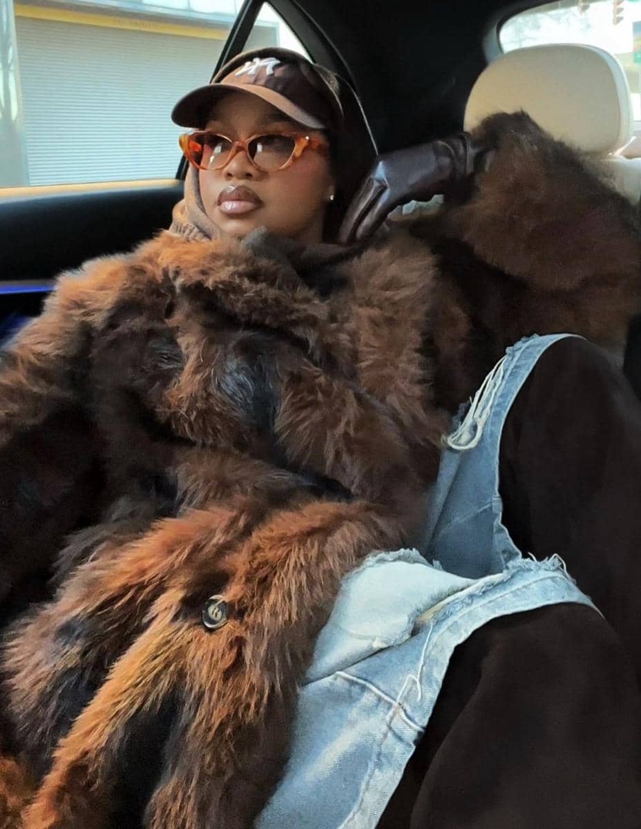 ilustrasi pemakaian syal bulu (instagram.com/curlyhairedchik)