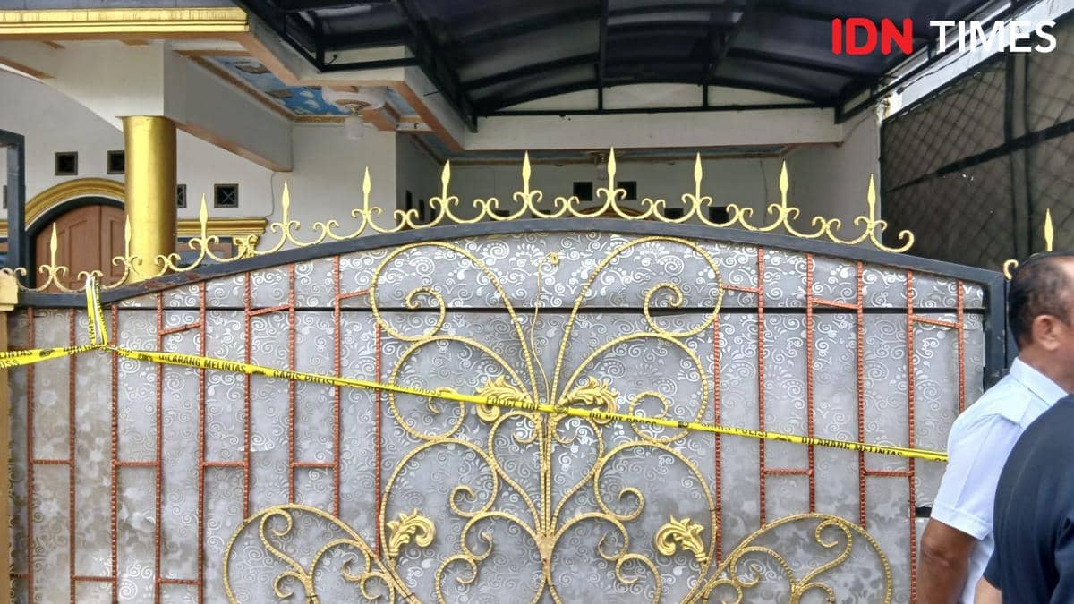 Polisi lakukan olah TKP di rumah pria ditemukan tewas di Tigaraksa