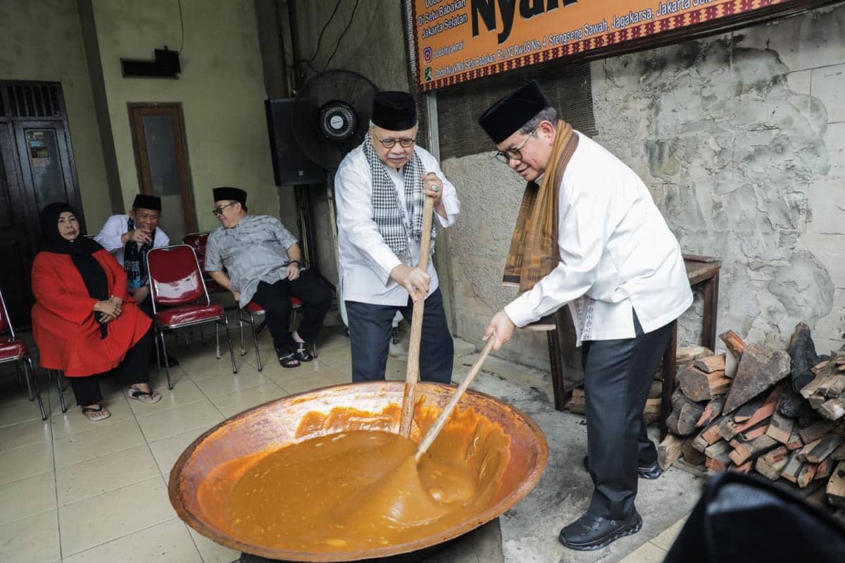 Gubernur DKI Jakarta Pramono Anung mengunjungi pembuatan Dodol Betawi di Jaksel, Jumat (6/3/2025).
