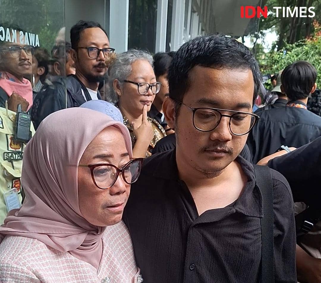Tangis Haru Ibu Delpedro Pecah saat Vonis Bebas: Anakku Tak Bersalah