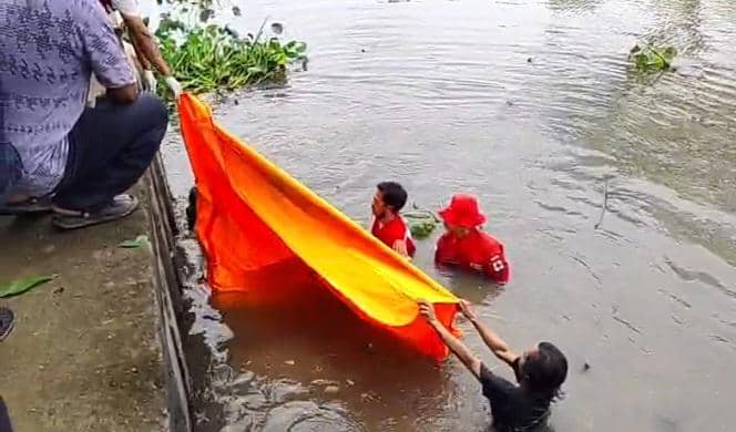 proses evakuasi jasad korban yang ditemukan di aliran anak Sungai Musi dekat Jakabaring Bowling Center