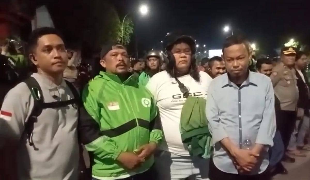 Bentrok antara pengemudi ojek online (ojol) dengan sekelompok mahasiswa di depan kampus UNM Makassar, Sulawesi Selatan, Kamis (5/3/2026) malam. Dok. IDN Times/Istimewa