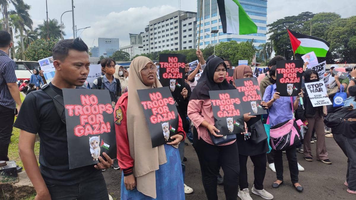 Sekelompok masyarakat menggelar aksi terkait Board of Peace dan Agreement Reciprocal Trade Amerika Serikat (AS) di depan Gedung DPR RI, Senayan, Jakarta Pusat, Jumat (6/3/2026).