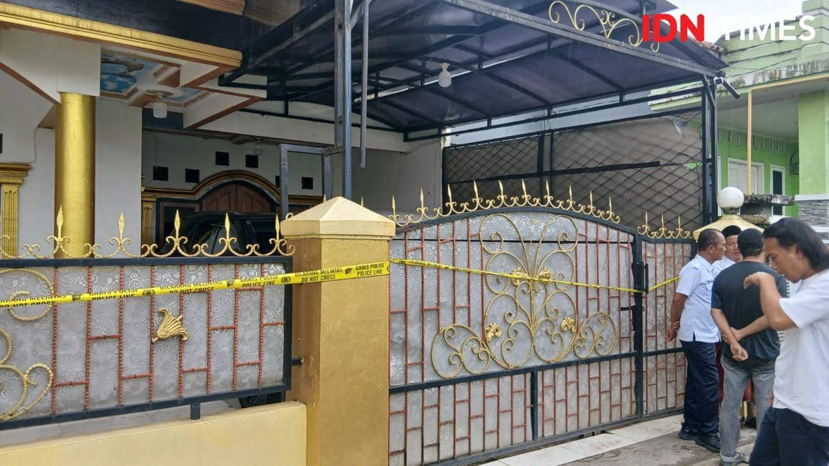 Polisi lakukan olah TKP di rumah pria ditemukan tewas di Tigaraksa