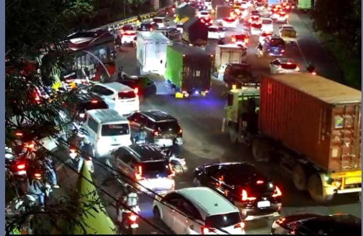 Bundaran Waru Macet Horor Imbas Reklame Roboh di Sidoarjo