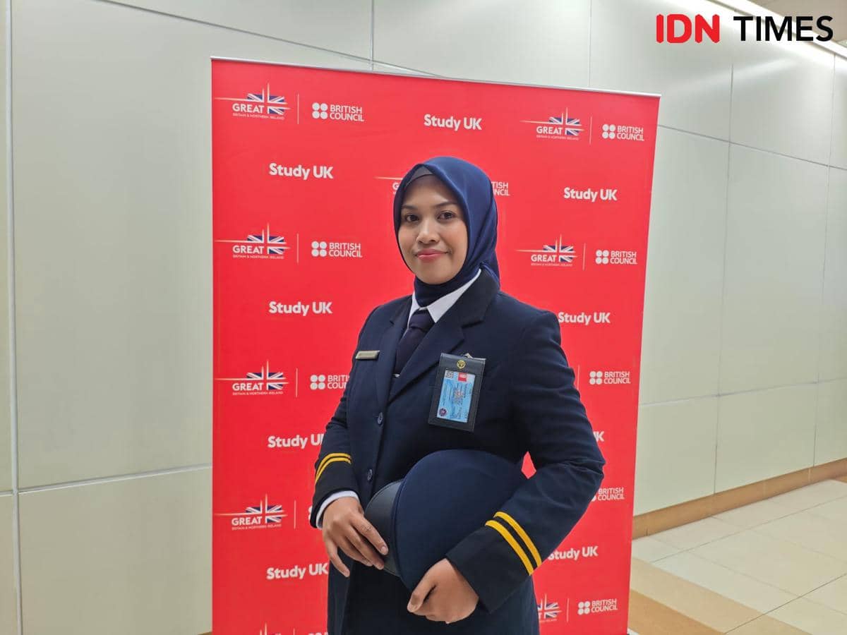 Amelia Khairani Sutrisno, masinis perempuan MRT Jakarta saat kampanye Study UK oleh British Council di MRT Jakarta pada Kamis (5/3/2026)