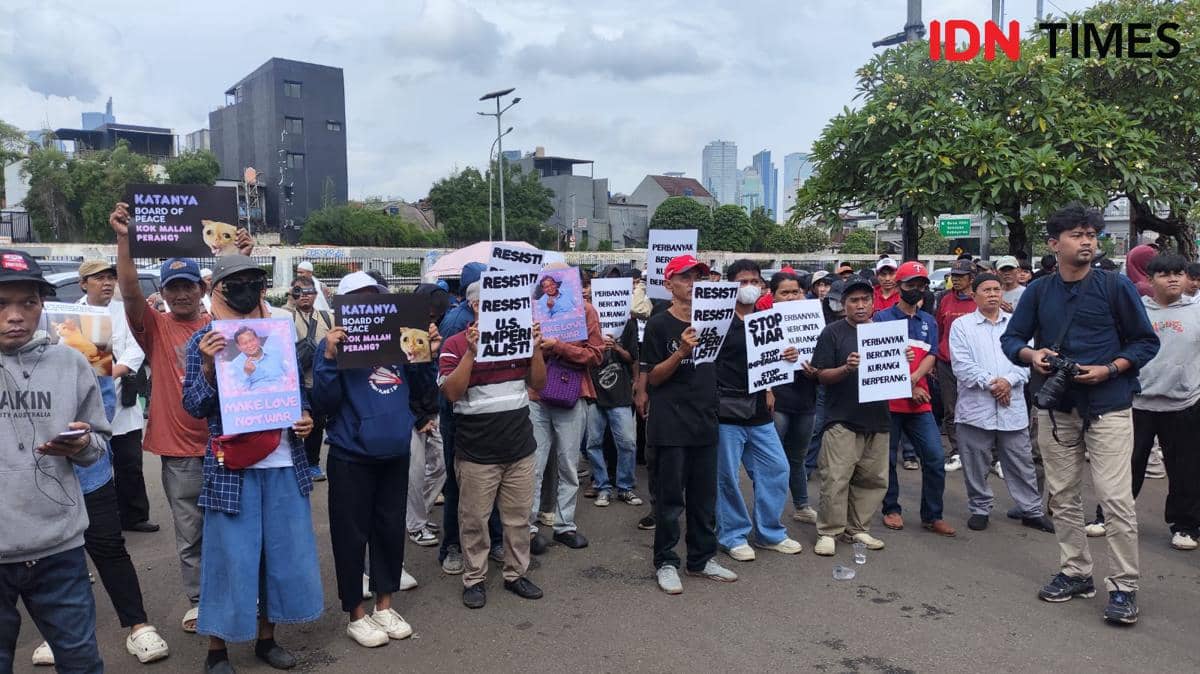 Massa Aksi di Gedung DPR Desak Pemerintah Keluar dari BoP-Batalkan ART