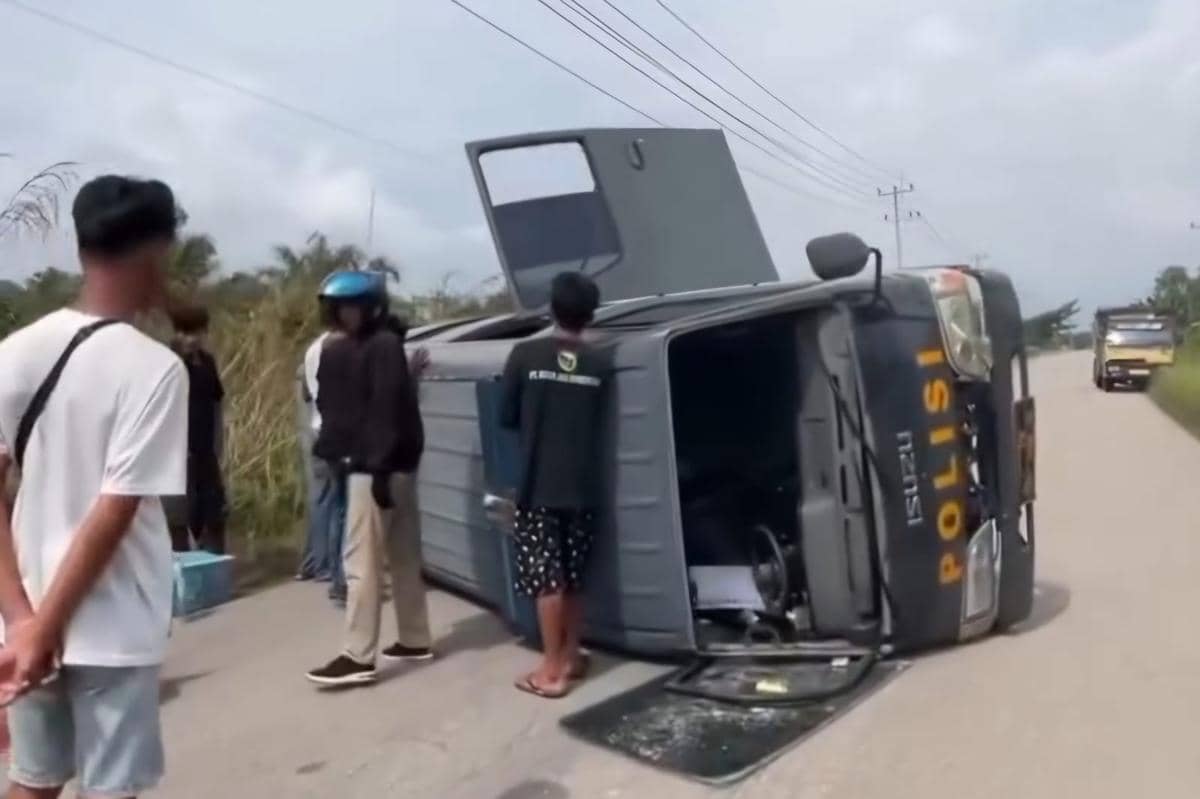 Mobil yang Bawa 14 Tahanan Polres Bengkalis Terguling di Dumai