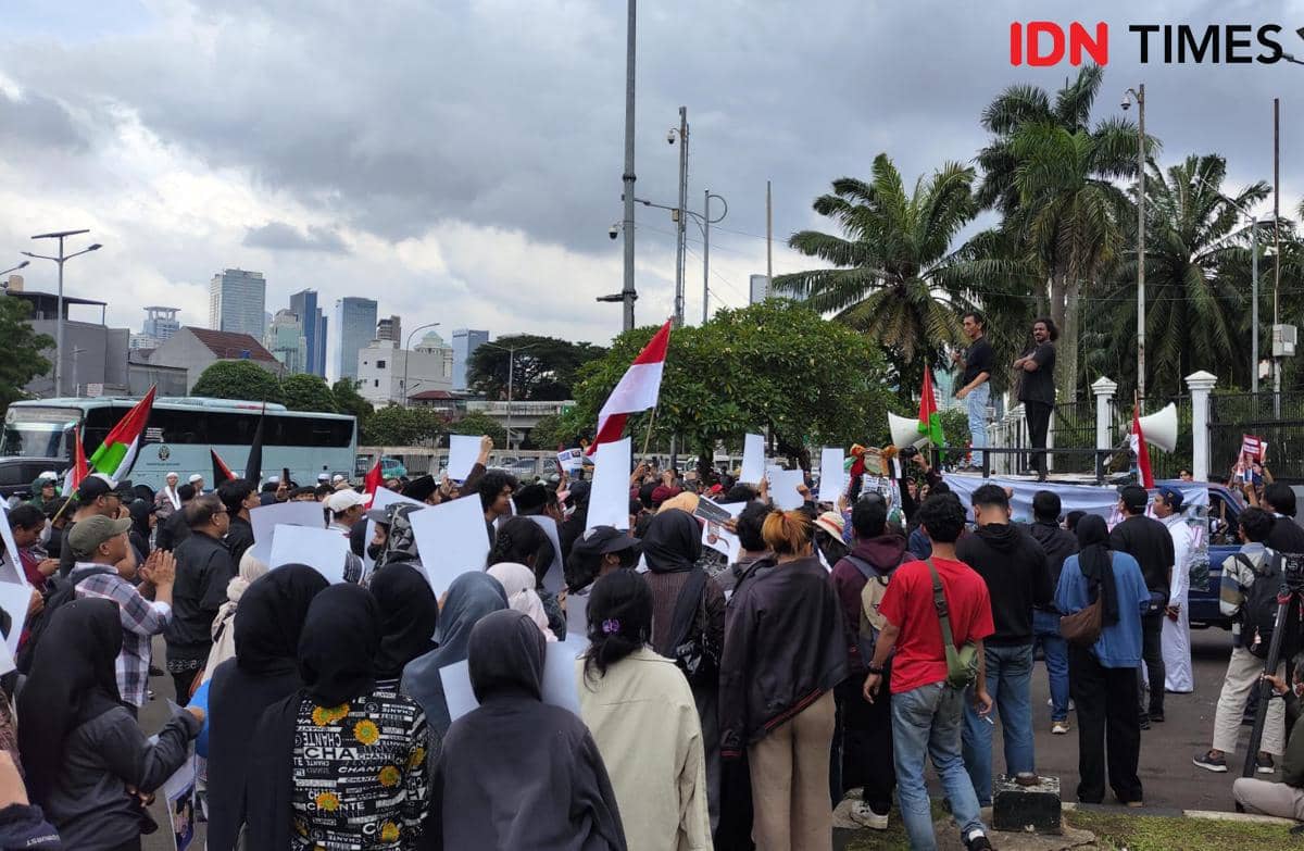 Tak Berani Kecam AS-Israel, Seruan Prabowo Penakut Bergema di Demo DPR