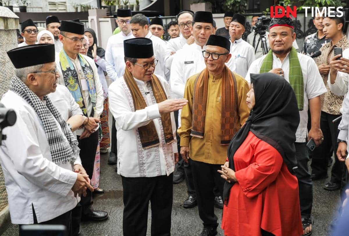 Gubernur DKI Jakarta Pramono Anung mengunjungi pembuatan Dodol Betawi di Jaksel, Jumat (6/3/2025). (Dok. Pemprov DKI)