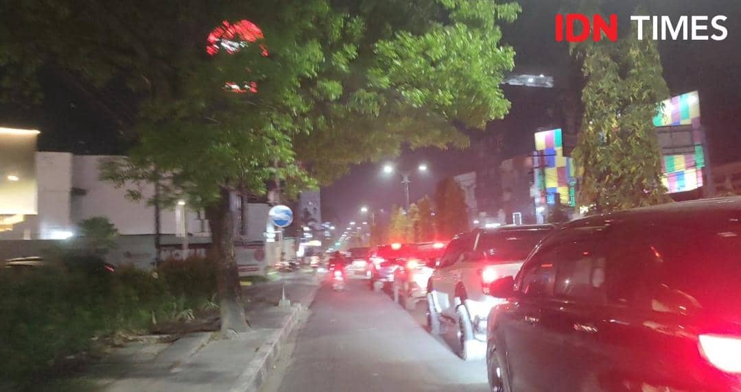 Suasana di SPBU jalan Setia Budi Kota Medan yang menimbulkan kemacetan (IDN Times/Indah Permata Sari)