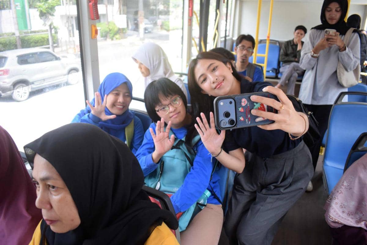 Penyandang Difabel Rasakan Naik Bus Listrik Semarang Sambil Ngabuburit
