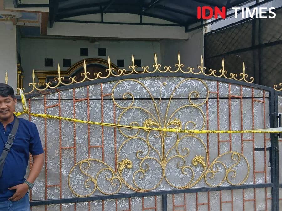 Polisi lakukan olah TKP di rumah pria ditemukan tewas di Tigaraksa