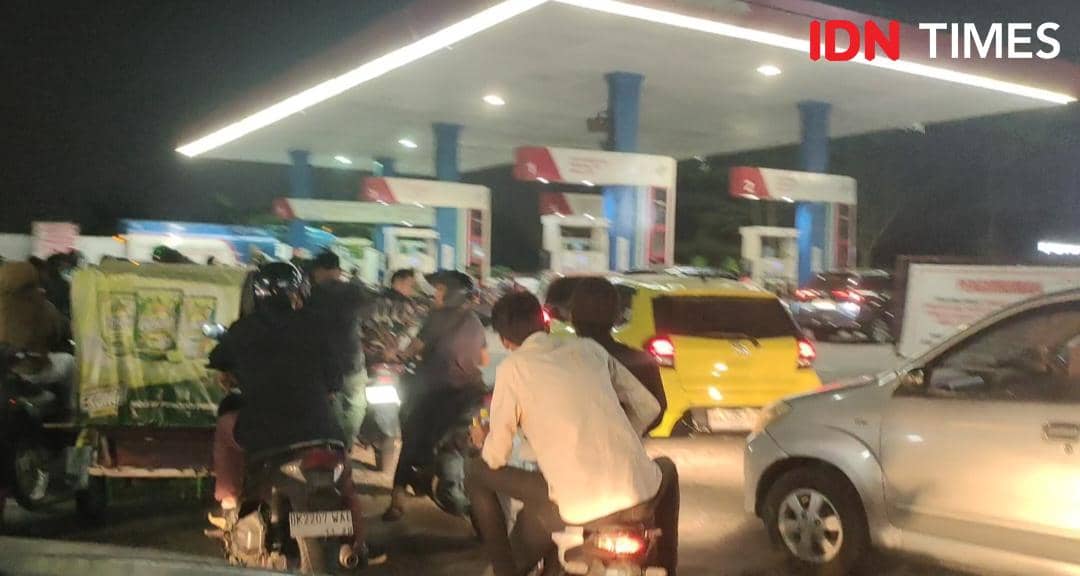 Suasana di SPBU jalan Setia Budi Kota Medan yang menimbulkan kemacetan (IDN Times/Indah Permata Sari)