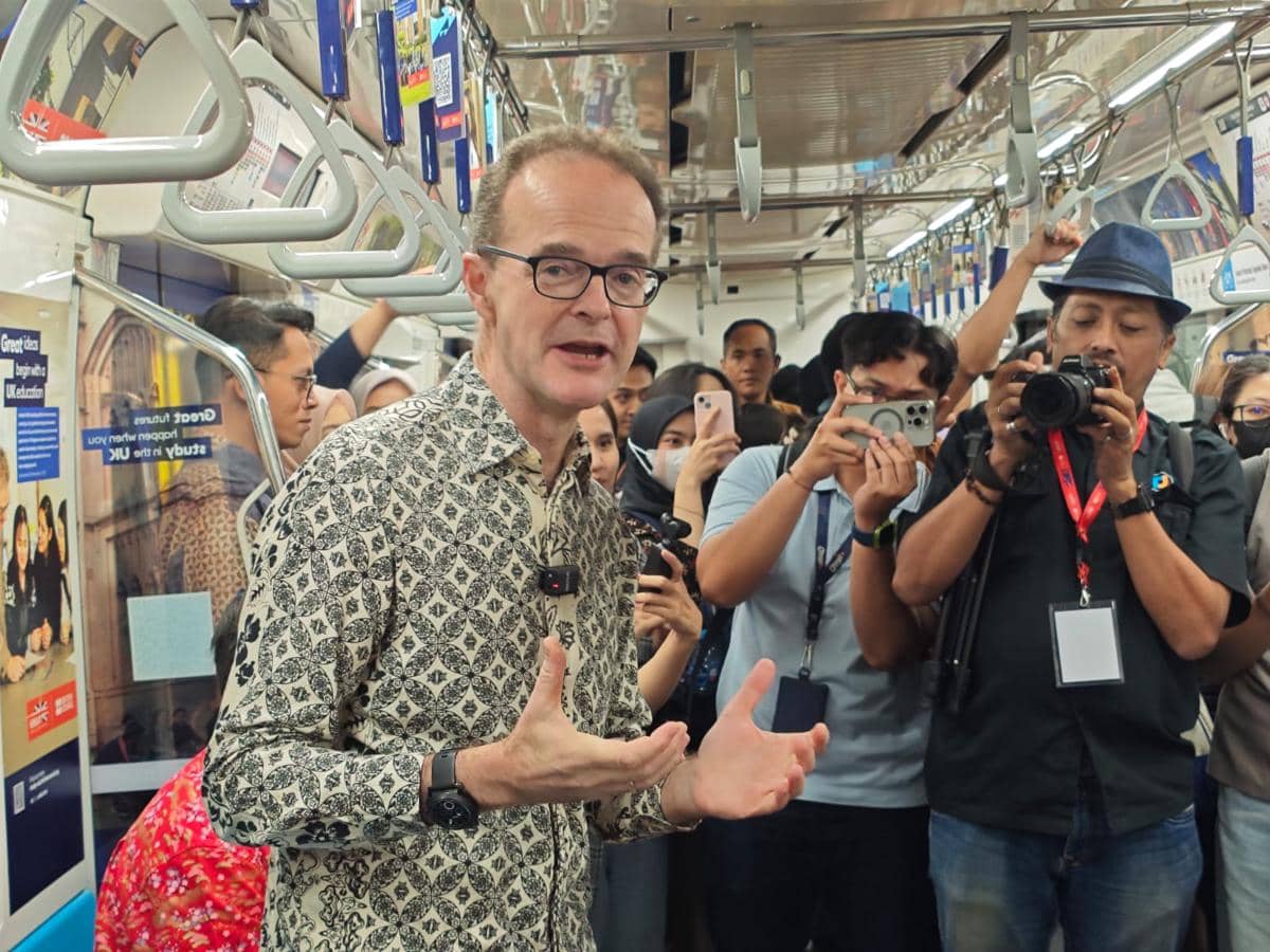 Dominic Jermey, Duta Besar Inggris untuk Indonesia dan Timor-Leste saat kampanye Study UK oleh British Council di MRT Jakarta pada Kamis (5/3/2026). (IDN Times/Febriyanti Revitasari)