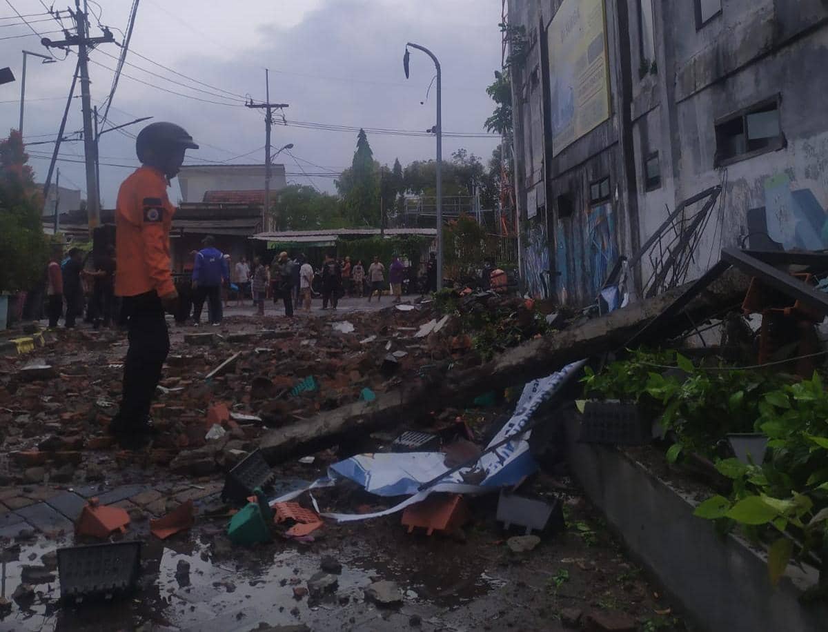 Perempuan di Surabaya Meninggal Terimpa Tembok Ambruk