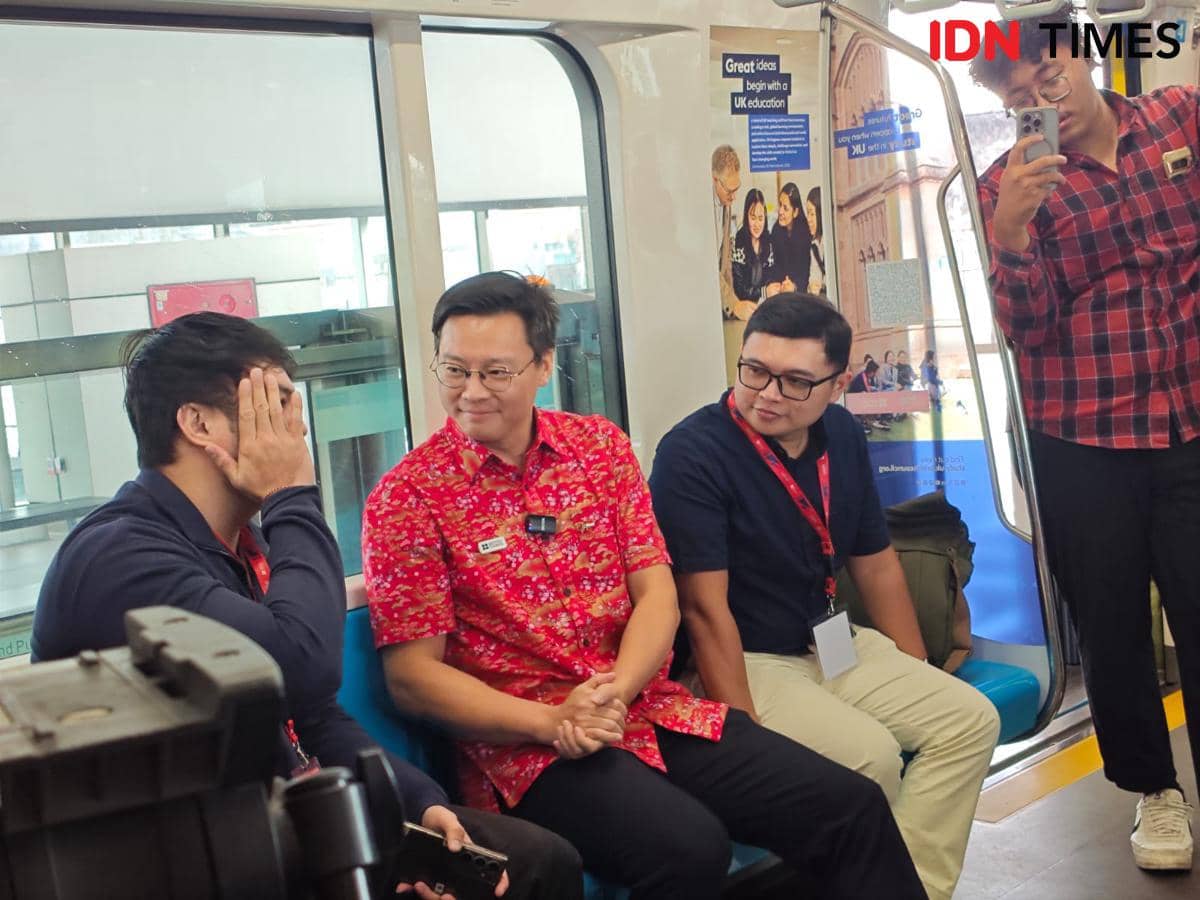 Summer Xia, Country Director British Council untuk Indonesia dan Asia Tenggara (kemeja merah, duduk di tengah) saat kampanye Study UK oleh British Council di MRT Jakarta pada Kamis (5/3/2026)