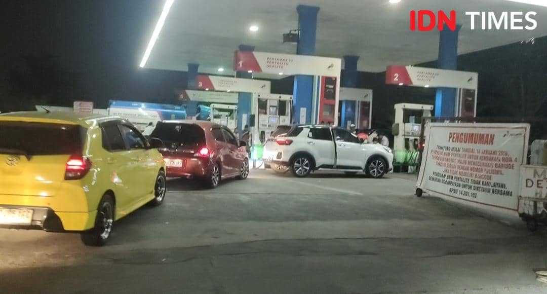 Antre Panjang di SPBU Medan hingga Malam, Ada yang Jual Eceran Rp20 Ribu